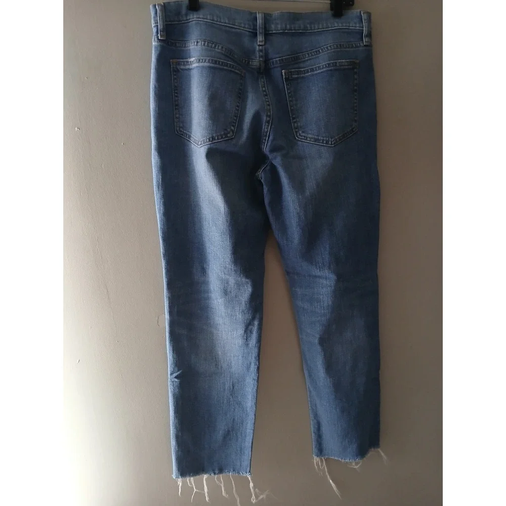 GAP Girlfriend Jeans Womens 8/29 Medium Wash Distressed Raw Hem Denim Blue